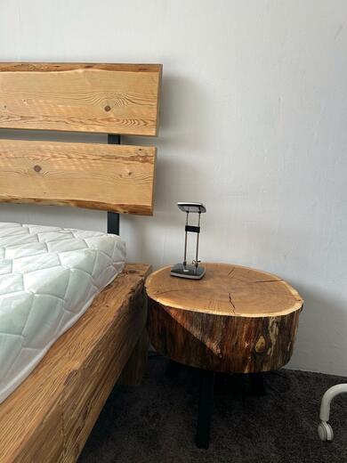 postel a dubový stolek