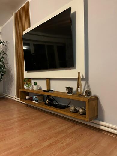 dubová police pod TV